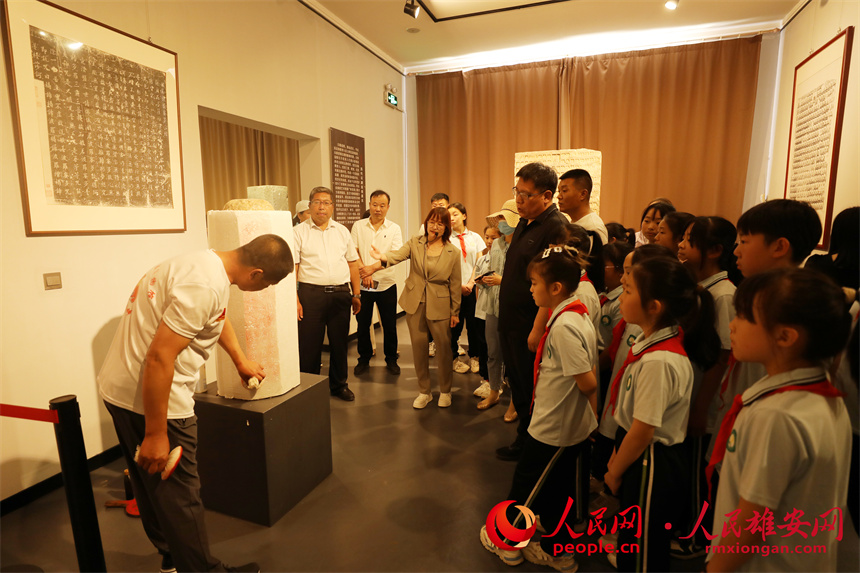 学生们正在参观雄县德韵博物馆的展品。人民网 王红摄