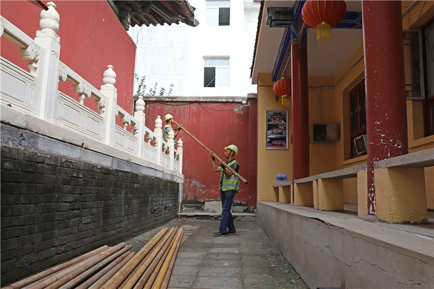 9月4日，河北省文物保护单位涿州市药王庙抢险修复基本完成，工人正在拆除维修用的脚手架。熊华明摄