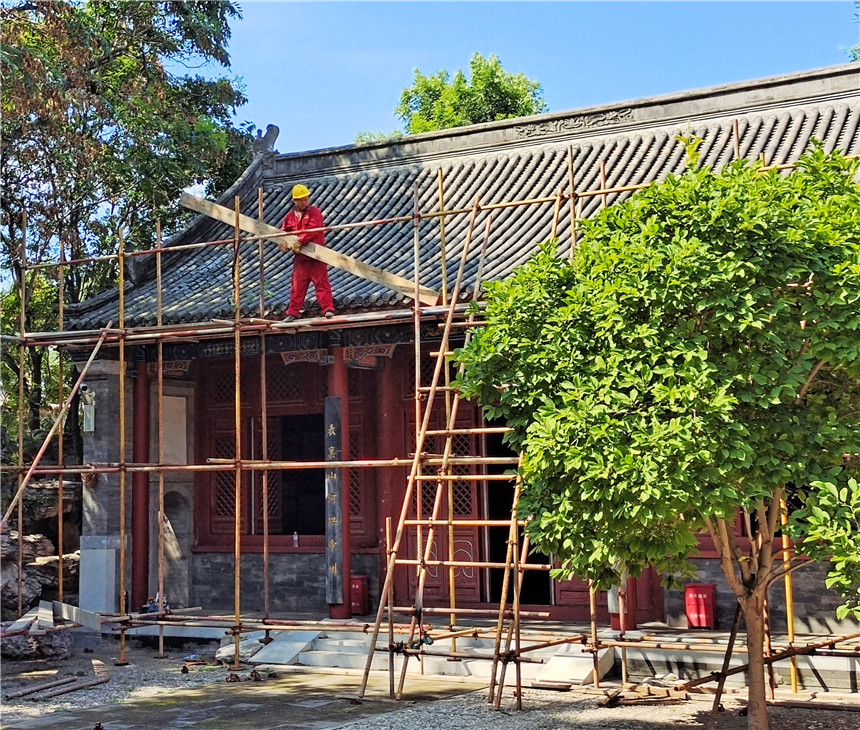 9月4日，河北省文物保护单位涿州市涿州清行宫抢险修复基本完成。图为工人正在拆除修复用的脚手架。熊华明摄