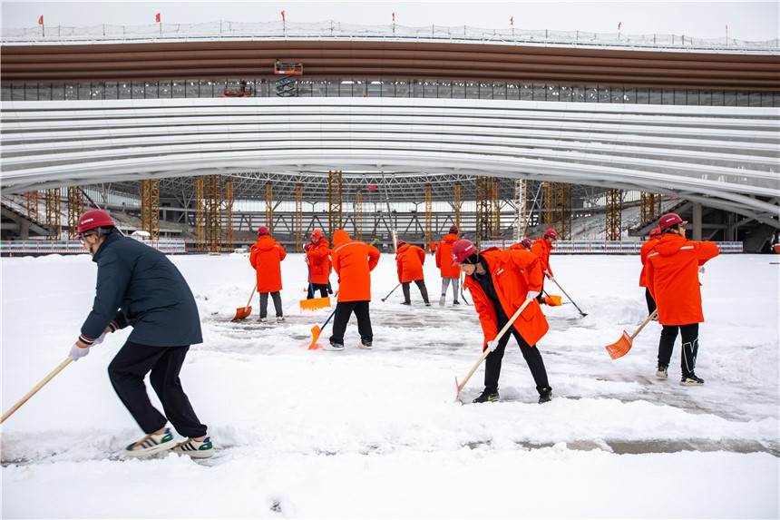 雄安体育中心项目组织建设者开展清雪除冰工作。北京城建供图