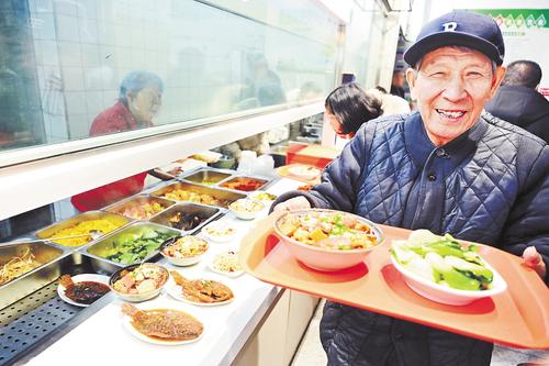 1月2日中午，在雄安新区容东片区南文营社区食堂，一位老人选用午餐。 河北日报见习记者 刘光昱摄