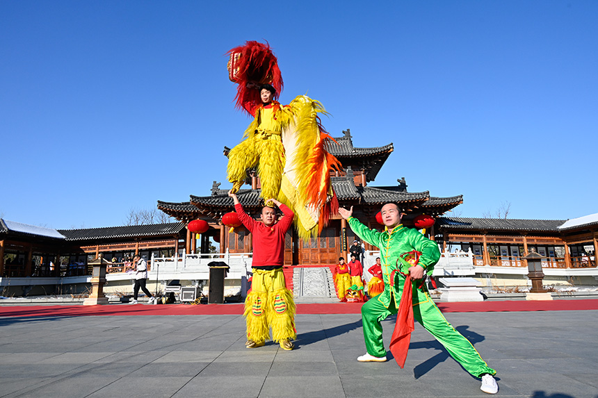 “雄安岁节，国风悦容”汉服园游会活动的舞狮表演。胡忠摄