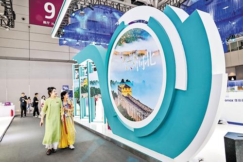  On May 23, in the Hebei exhibition area of the 20th China (Shenzhen) International Cultural Industry Expo, visitors were attracted by the large beautiful pictures on the wall. Photographed by Zhao Jie, reporter of Hebei Daily