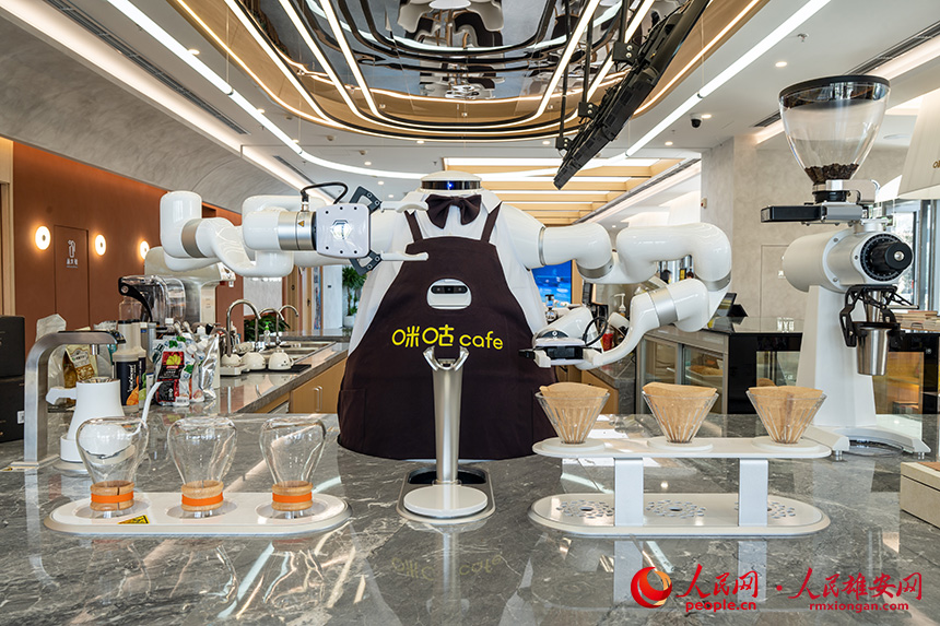 咖啡店里的“AI咖大师”机器人。人民网记者 王红摄