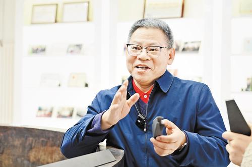 近日，王华明院士向记者展示团队成功研发生产出的激光增材制造钛合金构件，该构件已在飞机上实现装机应用。 赵荣昊摄