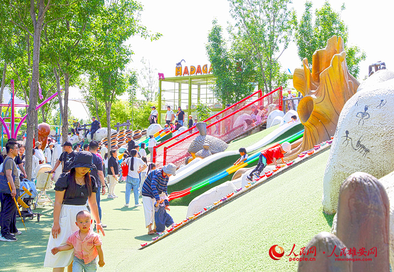 15月1日，节假日期间，占地数百亩的雄安辛玛动物乐园迎来了家庭出游“热潮”。投喂小动物、绿地露营以及丰富的游乐设施吸引了不少游客前来
