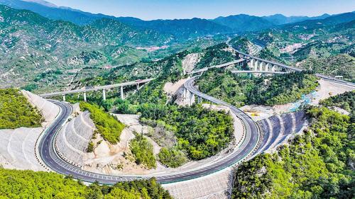 5月7日，车辆行驶在京蔚高速与张涿高速互通枢纽。 本报记者 耿辉摄