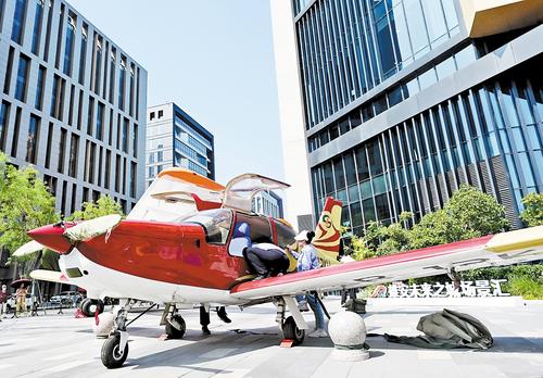6月8日，雄安新區第二屆雄安未來之城場景匯系列大賽決賽低空航空器展區，工作人員進行布展，並對參賽作品進行安裝、調試。 本報記者 劉光昱攝