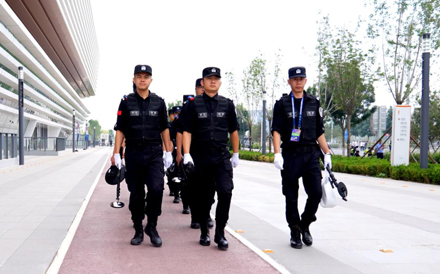 执勤民警对赛事场馆及周边区域进行安全检查。雄安新区公安局供图