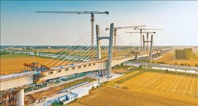 雄忻高铁跨南水北调矮塔斜拉桥施工现场。 靳  晰摄雄忻高铁跨南水北调矮塔斜拉桥施工现场。 靳  晰摄