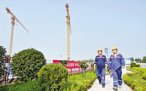7月12日，在中核雄安科技园项目建设现场，工人们准备上工。 本组图片由刘光昱摄