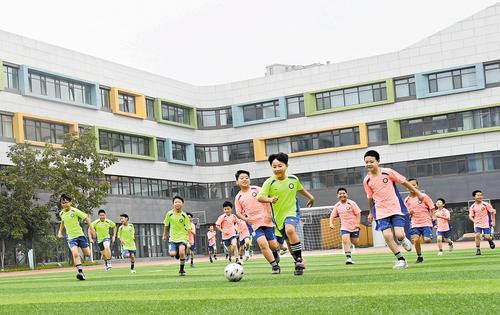 7月9日，雄安容和金源小学的学生们在进行假期足球训练。刘光昱摄