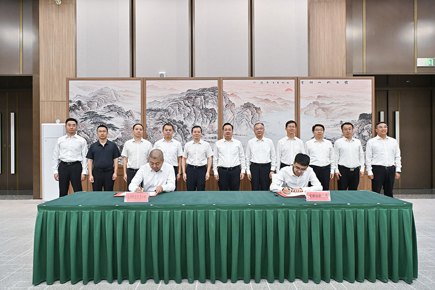 《雄安新区至北京大兴国际机场快线项目委托运营协议》签署仪式现场。王伟倩摄