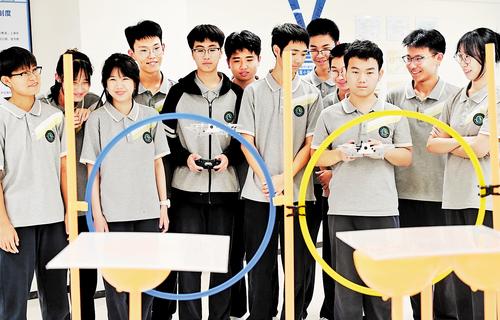 近日，雄安容和第一高级中学的学生在进行校园社团无人机比赛。 本报记者 刘光昱摄