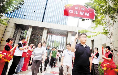 8月21日,雄安新区容东片区华望城咏华园四区,参加集中入住仪式的中国中化集团疏解员工在志愿者的带领下进入小区。 本报记者刘光昱摄