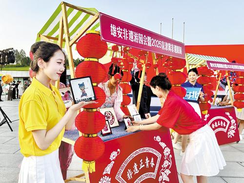 10月4日，雄安非遗游园会暨2025京津冀非遗联展在雄安郊野公园进行。图为工作人员在进行非遗作品展示。本报见习记者 郝金钰摄