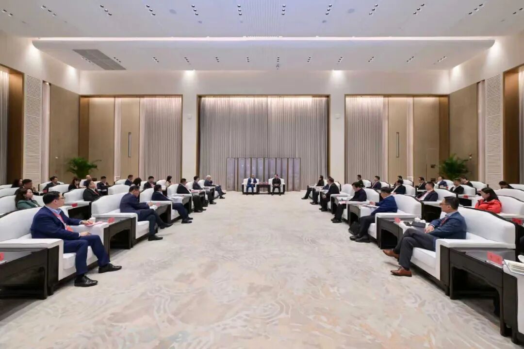 张国华与参加河北雄安新区跨国企业投资合作对接活动的嘉宾举行工作座谈。王伟倩摄