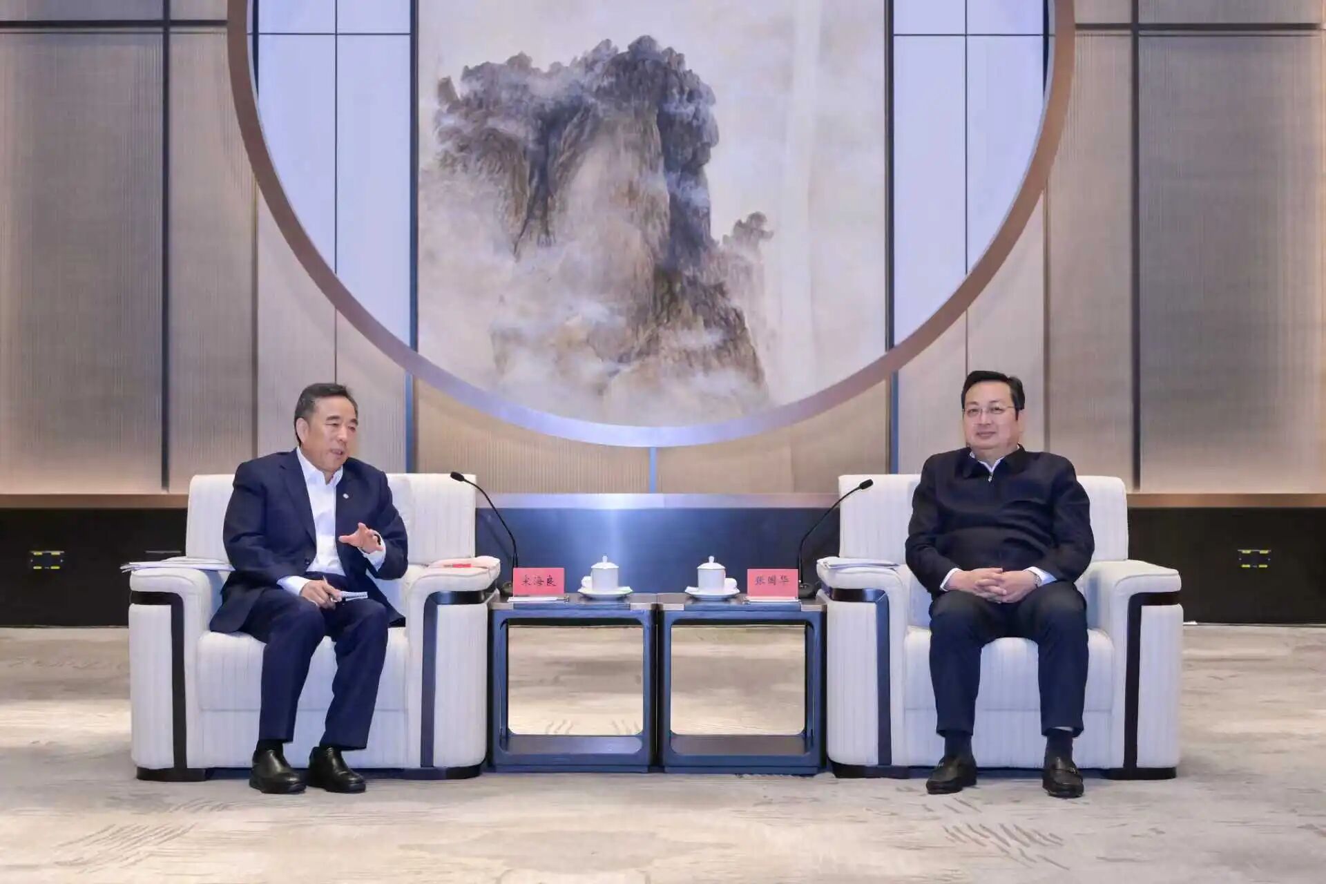 张国华与中国交通建设集团党委书记、董事长宋海良一行举行工作座谈。王伟倩摄