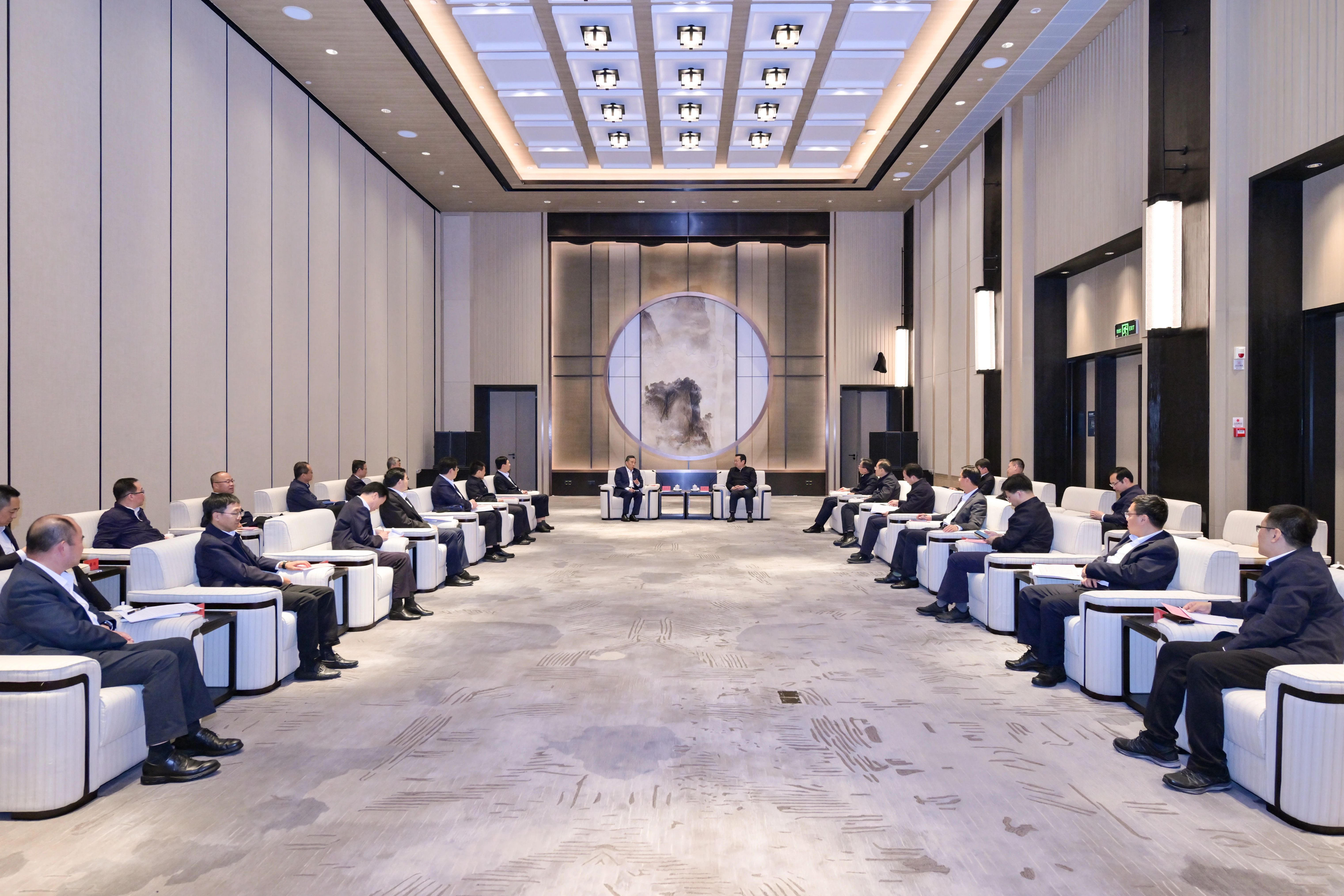 张国华与中国交通建设集团党委书记、董事长宋海良一行举行工作座谈。王伟倩摄