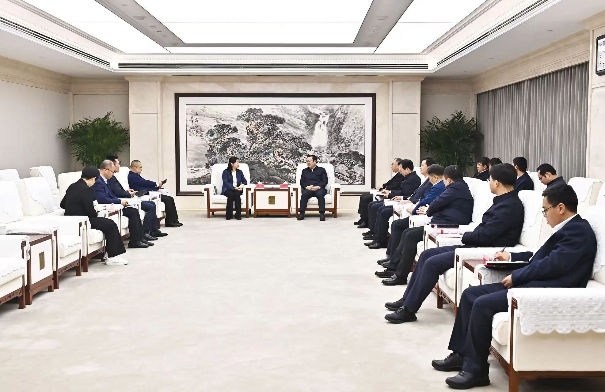 张国华与中关村发展集团党委书记、董事长李妍一行举行工作座谈。刘向阳摄
