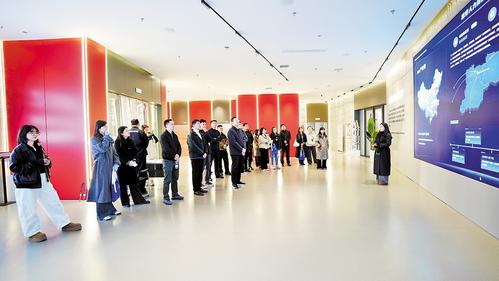 10月31日至11月1日,2025年“首都高校雄安行”首场集中交流活动举行。首都高校师生代表来到雄安人力资源服务产业园,了解产业园运营情况。 本报见习记者 康晓博摄