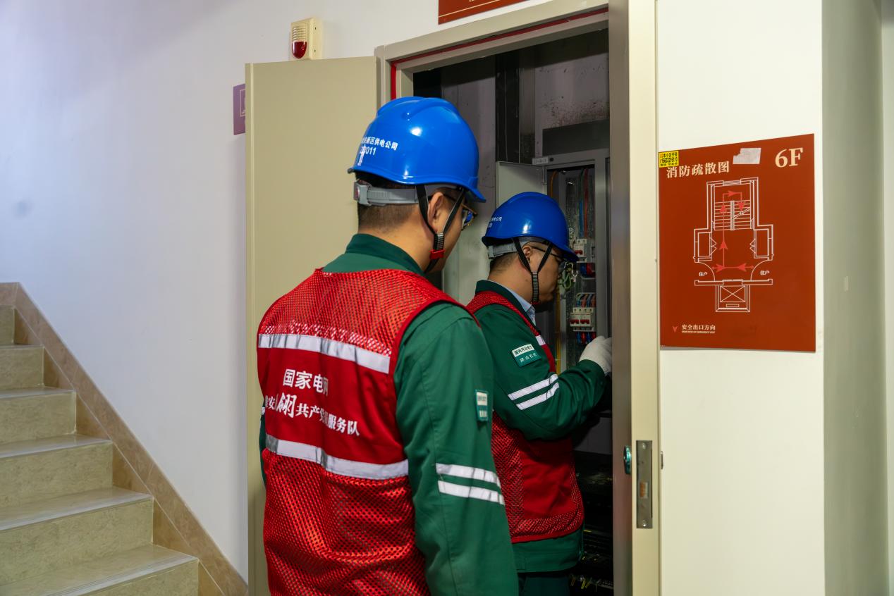 国网雄安新区供电公司工作人员更换表后漏电保护器。国网雄安新区供电公司供图