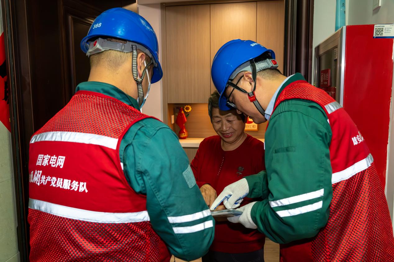 国网雄安新区供电公司工作人员开展安全用电宣传。国网雄安新区供电公司供图