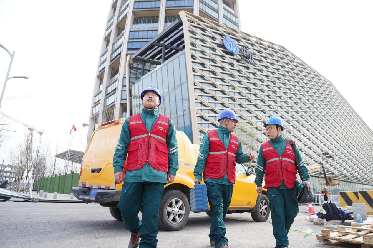 国网雄安新区供电公司工作人员到中化总部上门走访。国网雄安新区供电公司供图