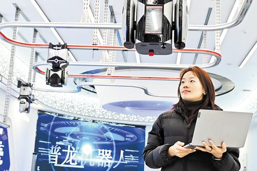 12月15日，雄安科创中心中试基地，北京普龙科技有限公司工作人员对挂轨式AI巡检机器人进行测试。 本报记者 刘光昱摄