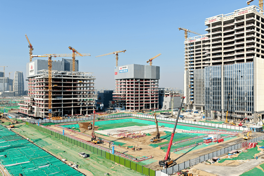 建行雄安项目周边的财富大厦项目正在加紧建设。胡忠摄