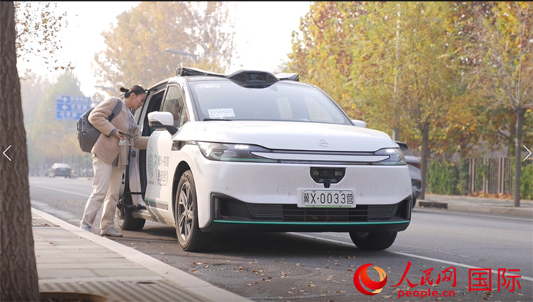 市民乘坐无人驾驶网约车。人民网记者 袁蒙摄