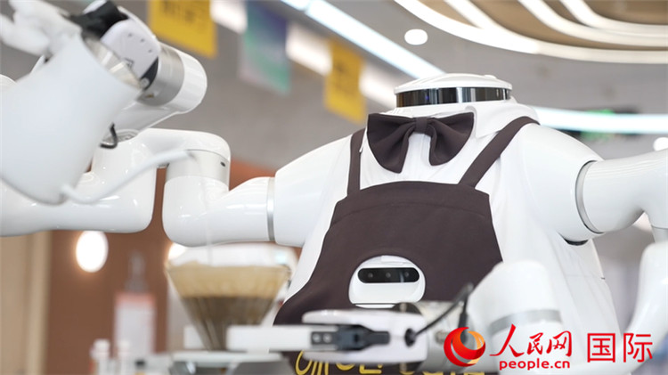 5G机器咖啡师制作手冲咖啡。人民网记者 苏缨翔摄