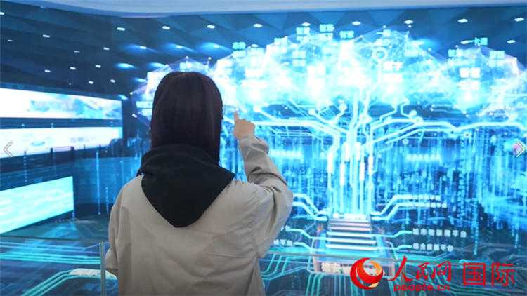 工作人员在“智慧树”前整理数据。人民网记者 袁蒙摄