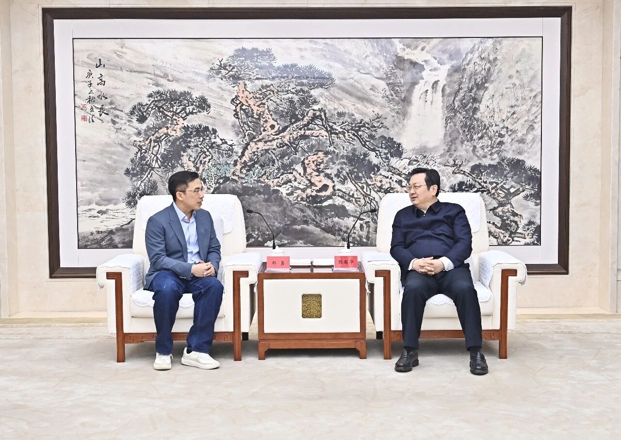 张国华与北京极智嘉科技股份有限公司创始人、CEO郑勇一行举行工作座谈。刘向阳摄