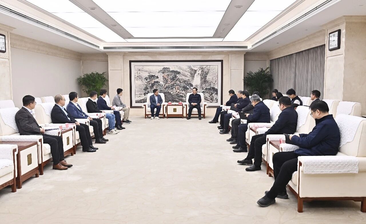 張國華與北京極智嘉科技股份有限公司創始人、CEO鄭勇一行舉行工作座談。劉向陽攝