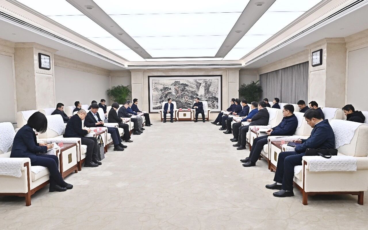 張國華與清華大學黨委書記、中國科學院院士邱勇一行舉行工作座談。劉向陽攝