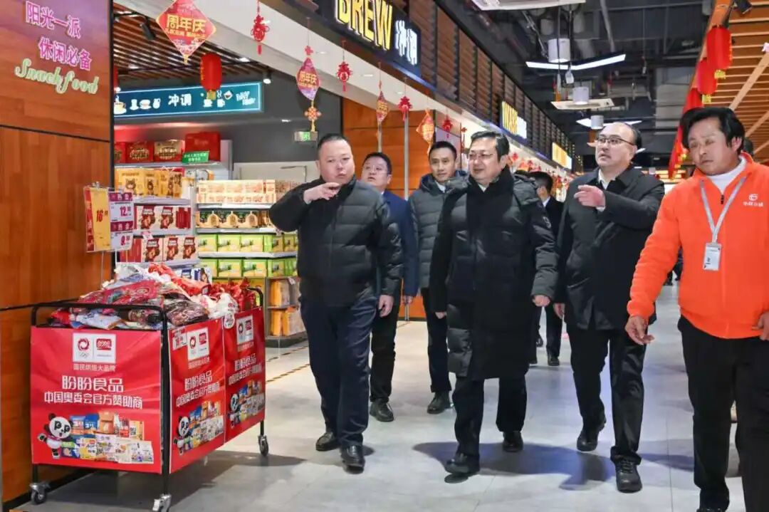 张国华调研春节期间物资保供、节日氛围营造和安全生产工作。王伟倩摄