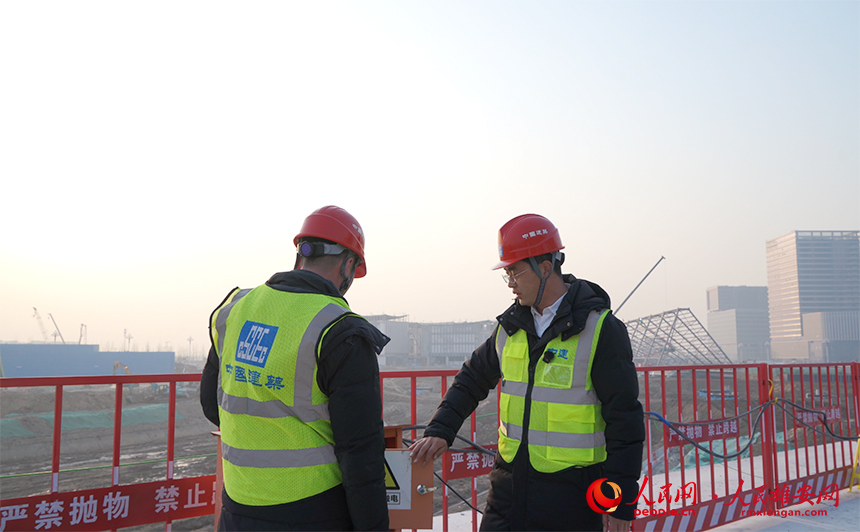 田明（右）在施工现场进行安全隐患排查。人民网记者 王红摄