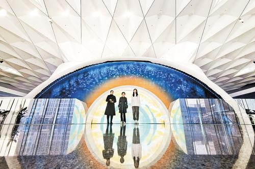 3月16日，雄安城市计算中心，工作人员正在巡检。本报记者 刘光昱摄