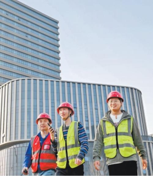 3月25日,雄安国贸中心及京雄快线项目现场,中国五冶集团有限公司的建设者正在指挥作业。本报记者 刘光昱摄