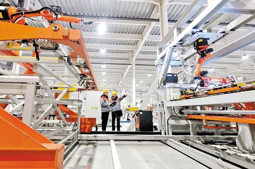 日前，位于雄安衡水协作区安平片区的安平网都科技共享智造工厂内，技术人员操作自动化焊接设备生产护栏网。本报记者 焦磊摄