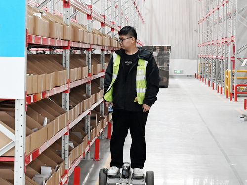3月26日,雄安综合保税区内的雄安菜鸟跨境保税仓中,拣货员正穿梭于货架间,精准分拣来自全球的进口商品。本报记者 刘光昱摄