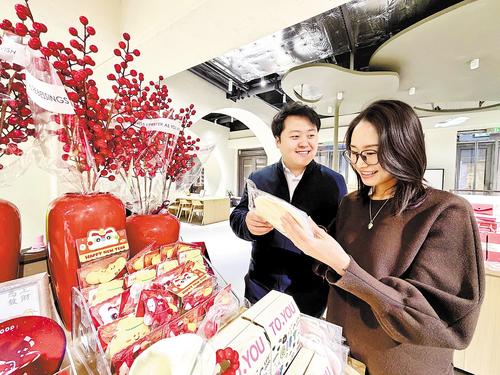 3月17日，张梦思（右）和爱人刘宗直在书店挑选文创产品。 本报记者 郝金钰摄