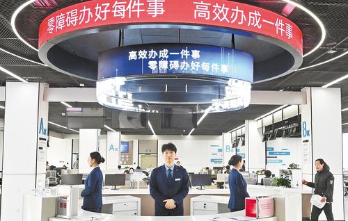 3月27日，在雄安新区政务服务中心，工作人员随时准备给办事群众提供咨询服务。 本报记者 刘光昱摄