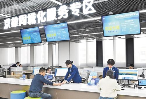 3月27日，在雄安新区政务服务中心京雄同城化服务专区，工作人员为办事人员提供服务。 本报记者 刘光昱摄