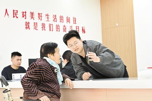 3月26日，雄安新区容东片区南文营社区，工作人员为居民进行认证服务。 本报记者 刘光昱摄