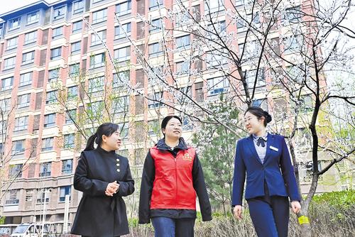 3月26日，雄安新区容东片区南文营社区，社区工作人员、志愿者与物业管家进行巡查和入户走访。 本报记者 刘光昱摄