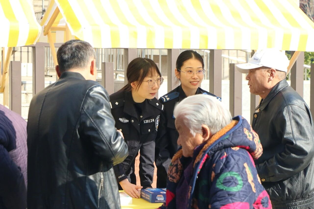 民警正在用通俗易懂的语言为居民讲解防诈技巧。雄安新区公安局供图