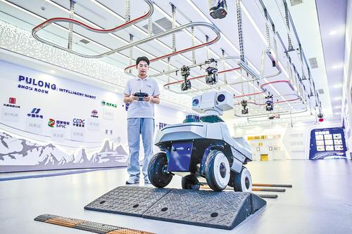 2025年7月31日，雄安科创中心中试基地，北京普龙科技有限公司员工对智能巡检机器人进行测试。（本报资料片）本报记者 李东宇摄