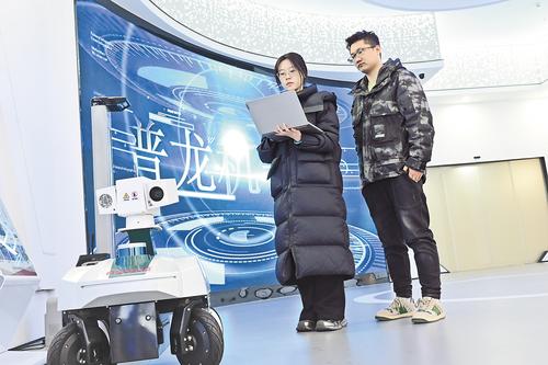 2025年12月15日，雄安科创中心中试基地，北京普龙科技有限公司员工测试轮式AI巡检机器人。（本报资料片）